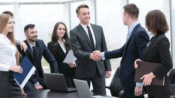 Parceiros de negócios handshake em uma reunião no escritório — Fotografia de Stock