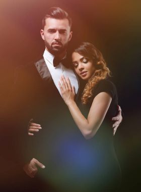 Siyah arka planda moda çifti portresi