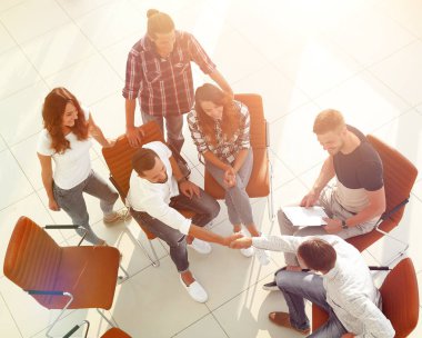 Yukarıdan bak. İş arkadaşlarıyla tokalaşma.