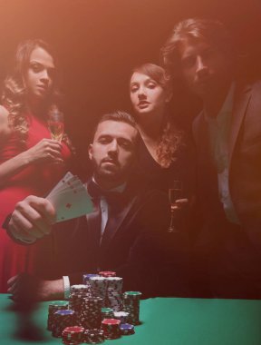 Erkekler ve kadınlar casino poker oynamaya konsantre