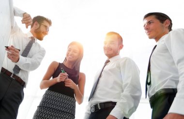 bir şey onun arkadaşları için bir beyaz tahta üzerinde gösterilen iş adamı