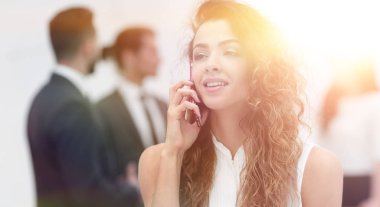 Yakın plan. Akıllı telefonlu bir iş kadını.