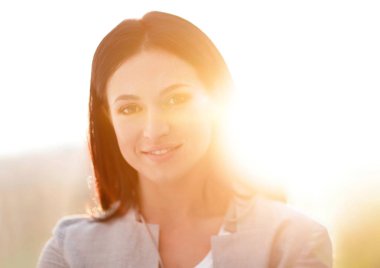 Yakın plan. Mutlu genç bir kadının yüzü.