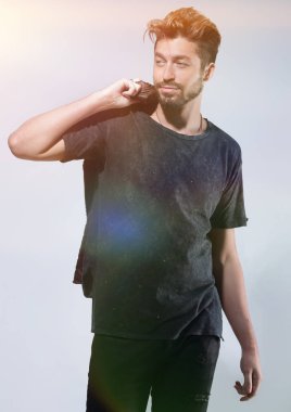 Gri bir arka plan üzerinde bir trendy sakallı adam portresi