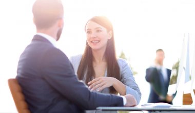 İş kadını iş ortağıyla tokalaşıyor..