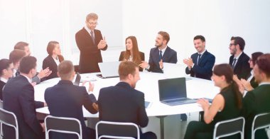 İş adamı müzakerelerde bir öneri üzerine konuşuyor.