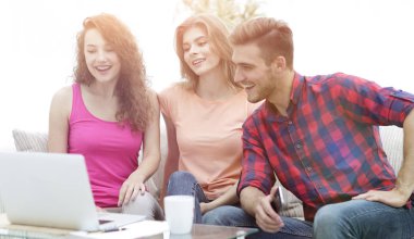 öğrenci grubu seyretmek video üstünde belgili tanımlık laptop