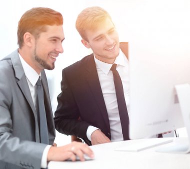 Çalışanlar bir masanın arkasında oturan konuşuyorsun