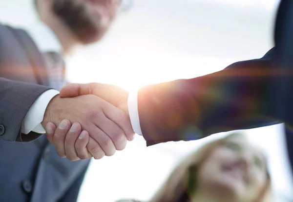 Succesvol bedrijf mensen handshaking na goede deal. — Stockfoto