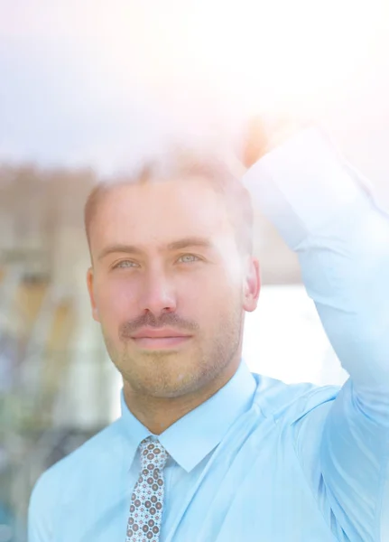 Vue de derrière glass.businessman regardant par la fenêtre du bureau . — Photo