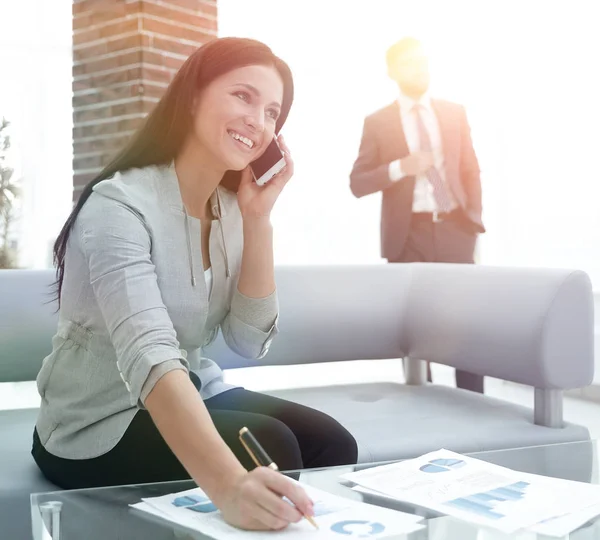 Mulher assistente no local de trabalho no escritório — Fotografia de Stock