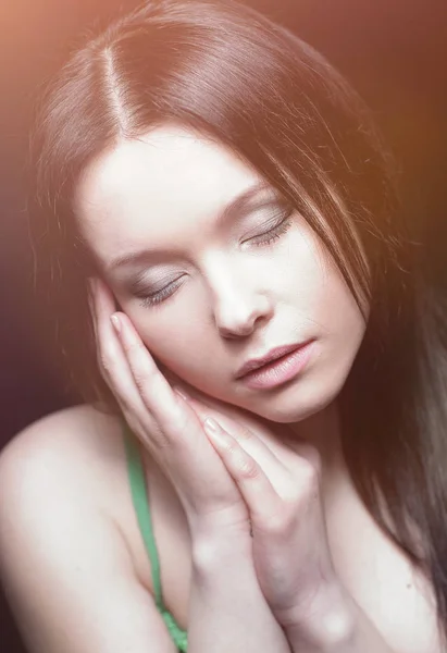 Concepto de cuidado de la piel. Mujer feliz con la piel brillante limpia —  Fotos de Stock