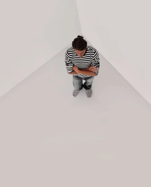 Stilig kille som står nära den vita väggen — Stockfoto