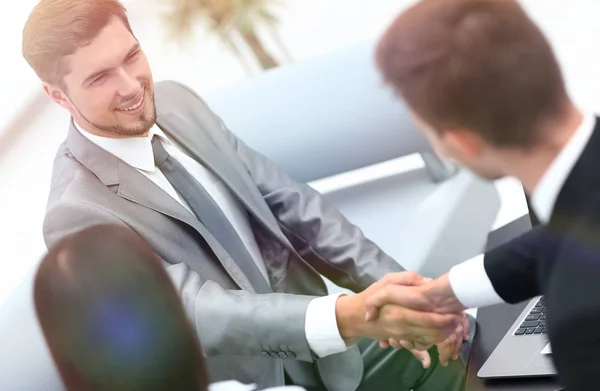 Handshake parceiros de negócios no lobby do escritório . — Fotografia de Stock