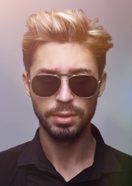 Yakın çekim portre yakışıklı şık erkek güneş gözlüğü.