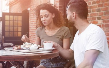 Güzel Romantik Çift kahve ile bir kafede oturan portresi