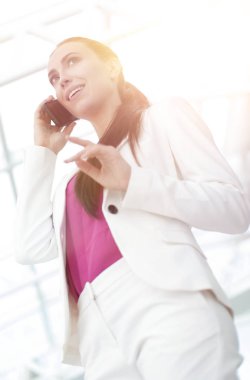 telefonda konuşurken şık iş kadını