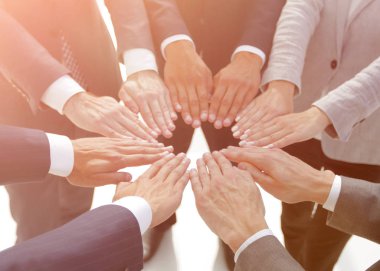 İş adamları birbirlerine ellerini uzatıyorlar.