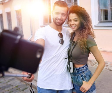 Mutlu seyahat çift selfie, romantik ruh hali yapma.