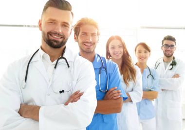 Tıp merkezinin önde gelen üyelerinin portresi.