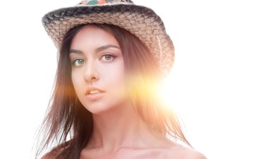 Kovboy şapkalı güzel bir genç kadın portresi