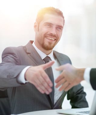 tatlı .businessman bir el sıkışma için elini tutar.
