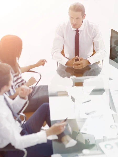 Hombre de negocios rueda su reunión con el equipo de negocios — Foto de Stock