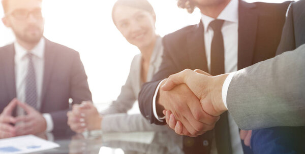 фоновое изображение рукопожатия деловых партнеров
