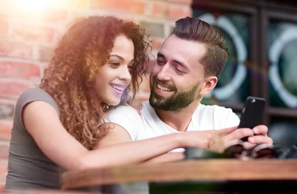 Hermosa pareja tomando café en una cita, divirtiéndose juntos. —  Fotos de Stock