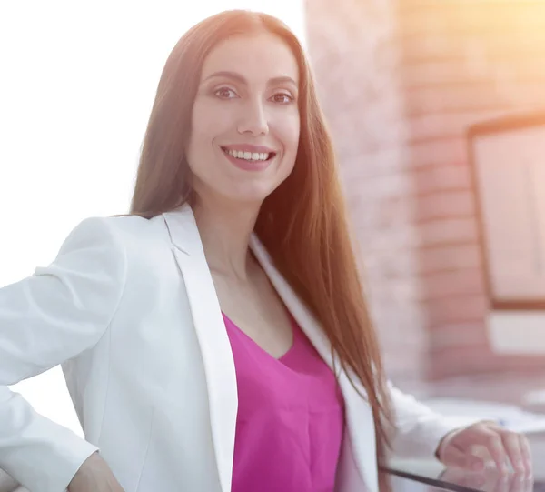 Portret van succesvolle zakelijke dame in office — Stockfoto