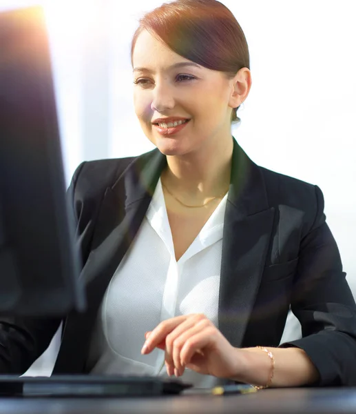 Närbild. framgångsrik ung affärskvinna som arbetar på dator — Stockfoto