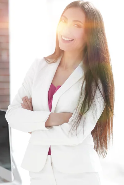 Mujer de negocios elegante en un traje de negocios blanco — Foto de Stock