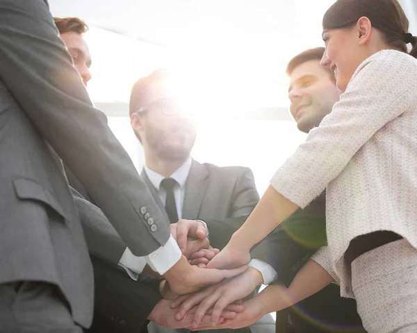 Primo piano. team di lavoro con le mani giunte — Foto Stock