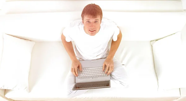 High Angle View Of Young Happy Man On Sofa Using Laptop — Stock Photo, Image