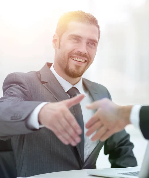 Closeup .businessman estende a mão para um aperto de mão . — Fotografia de Stock