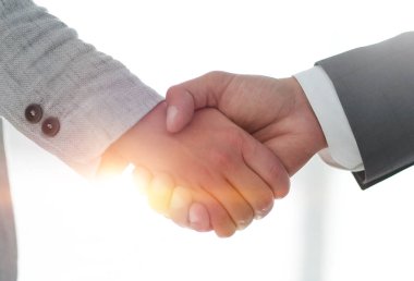 Beyaz arka planda izole edilmiş iş adamları el sıkışıyor