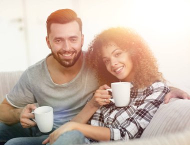 Sevgi dolu bir çift kanepe oturma odasında oturup Close-Up