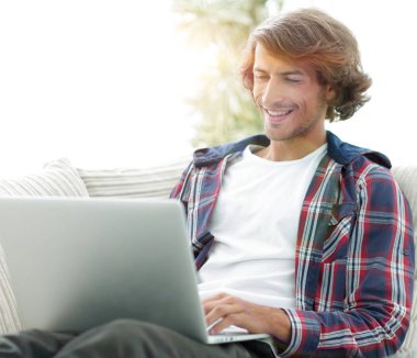 ciddi adam üstünde laptop evde çalışma