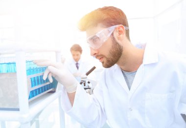 Bir kimyasal laboratuvar deney yapan bir genç erkek