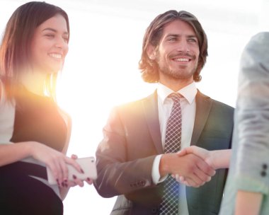 İş adamları geniş pencereli odaya karşı el sıkışıyor