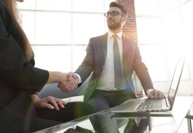 İyi bir anlaşma sonra başarılı işadamları el sıkışma.