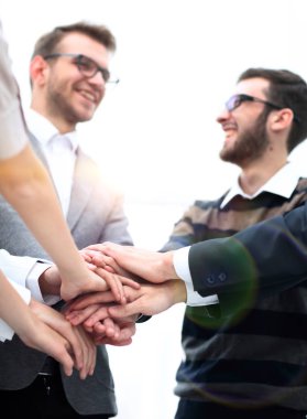 iş arkadaşları ile birlikte yığılmış ellerini