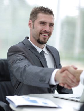 portre .handshake iş ortakları masanın üstünde