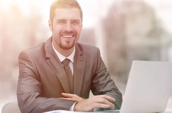 Closeup.smiling επιχειρηματίας που εργάζεται με φορητό υπολογιστή — Φωτογραφία Αρχείου