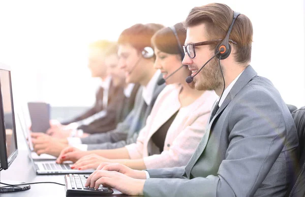 Kollegen rufen Zentrale im Büro an — Stockfoto