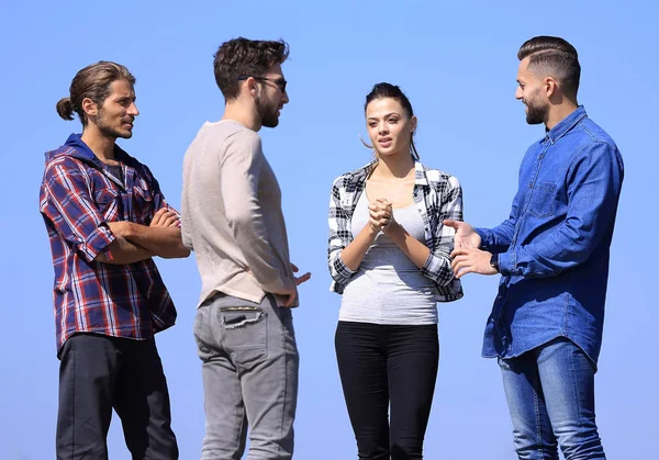 Grupo de estudantes bem sucedidos comunicando juntos — Fotografia de Stock