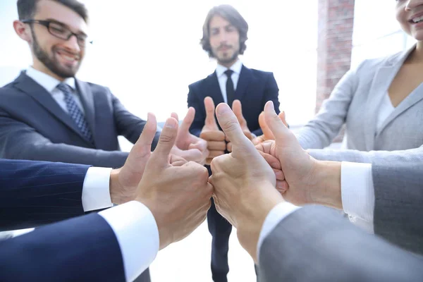 Equipo de negocios mostrando pulgares hacia arriba. —  Fotos de Stock