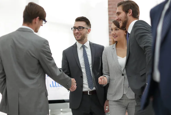 Jistý mladých lidí, handshake a úsměv — Stock fotografie