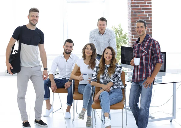 Porträt eines kreativen Teams am Arbeitsplatz im Büro — Stockfoto