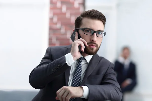 Vista di un giovane uomo d'affari attraente utilizzando lo smartphone — Foto Stock